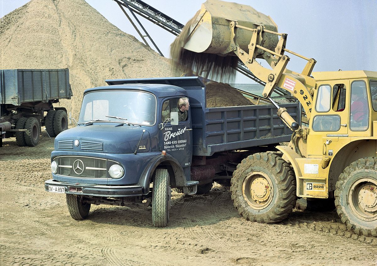 Welterfolg 1959 mit kurzer Haube Mercedes-Benz Lastwagen - Oldtimertrecker  Historische Landmaschinen im Wandel